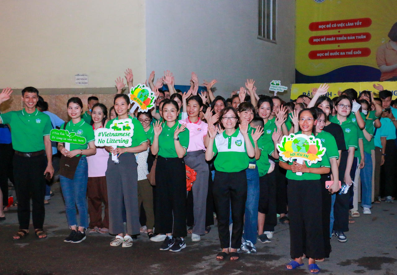 Gần 200 bạn trẻ nhặt rác tại sân vận động mỹ đình sau concert BLACKPINK