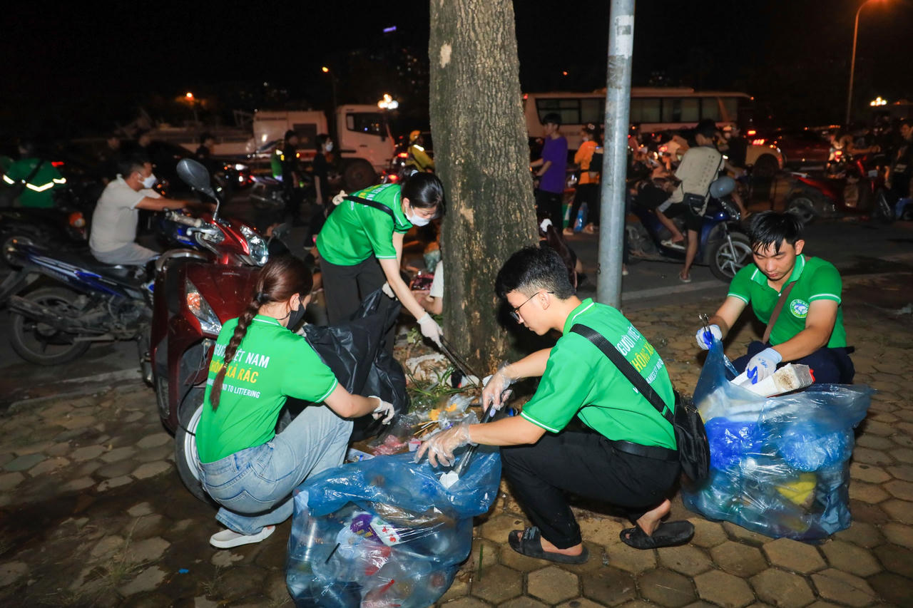 Gần 200 bạn trẻ nhặt rác tại sân vận động mỹ đình sau concert BLACKPINK