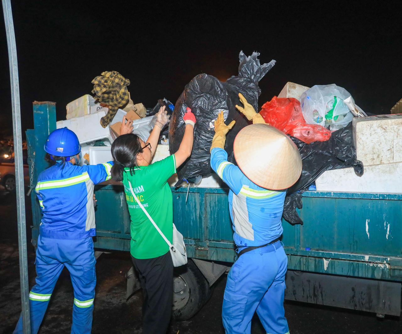 Gần 200 bạn trẻ nhặt rác tại sân vận động mỹ đình sau concert BLACKPINK