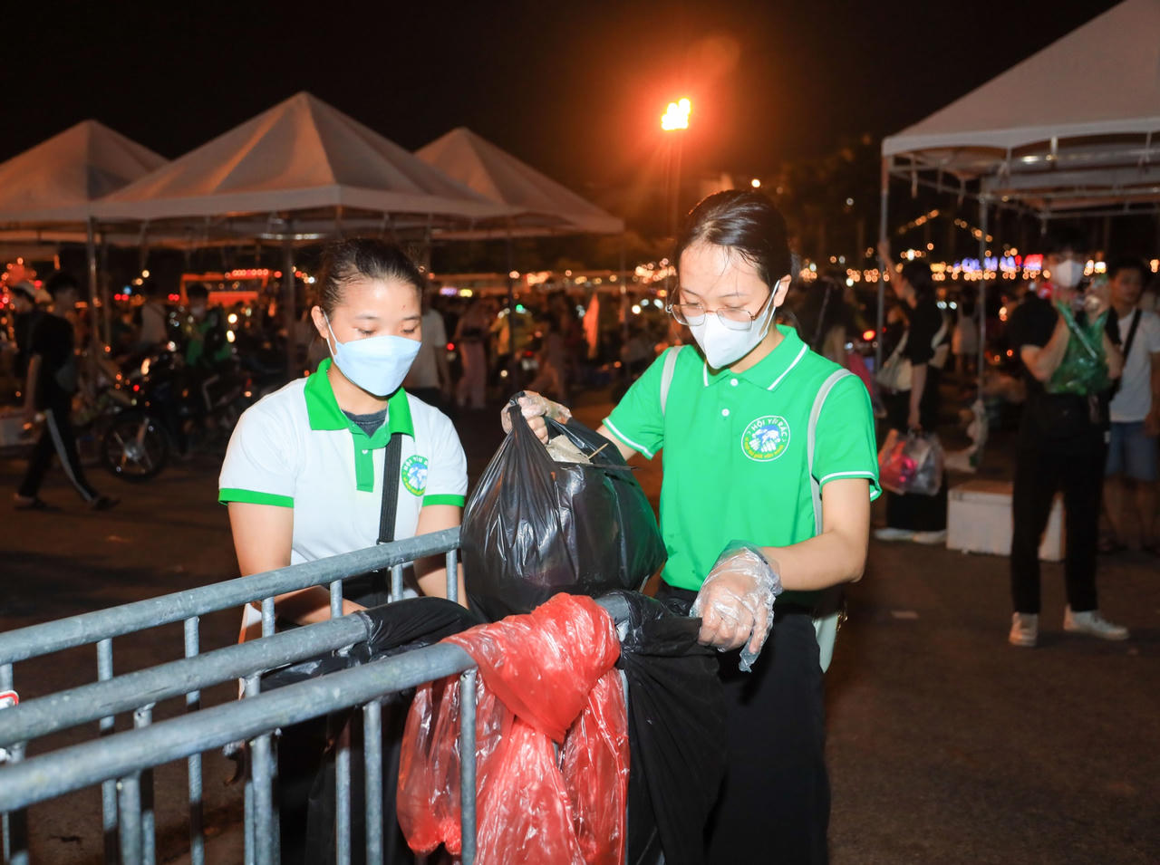 Gần 200 bạn trẻ nhặt rác tại sân vận động mỹ đình sau concert BLACKPINK