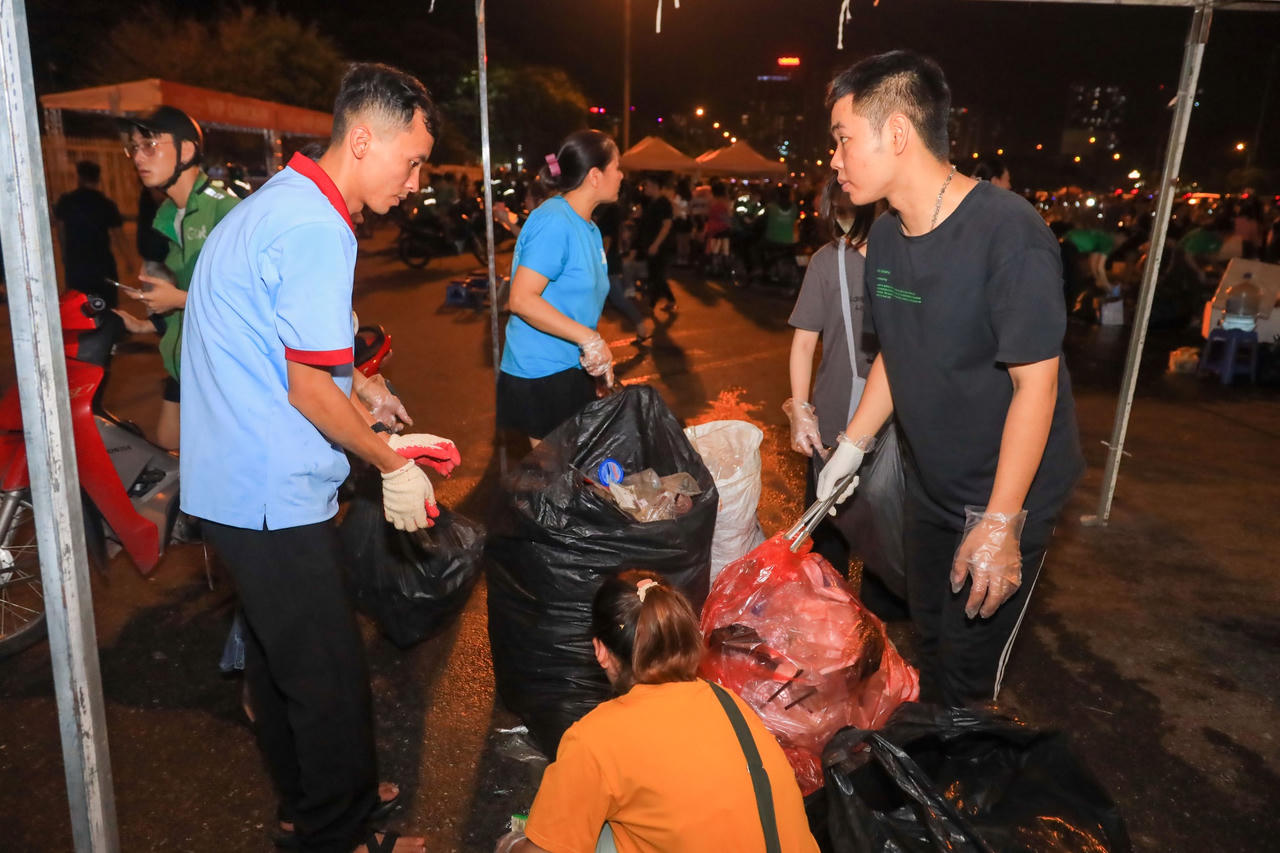 Gần 200 bạn trẻ nhặt rác tại sân vận động mỹ đình sau concert BLACKPINK