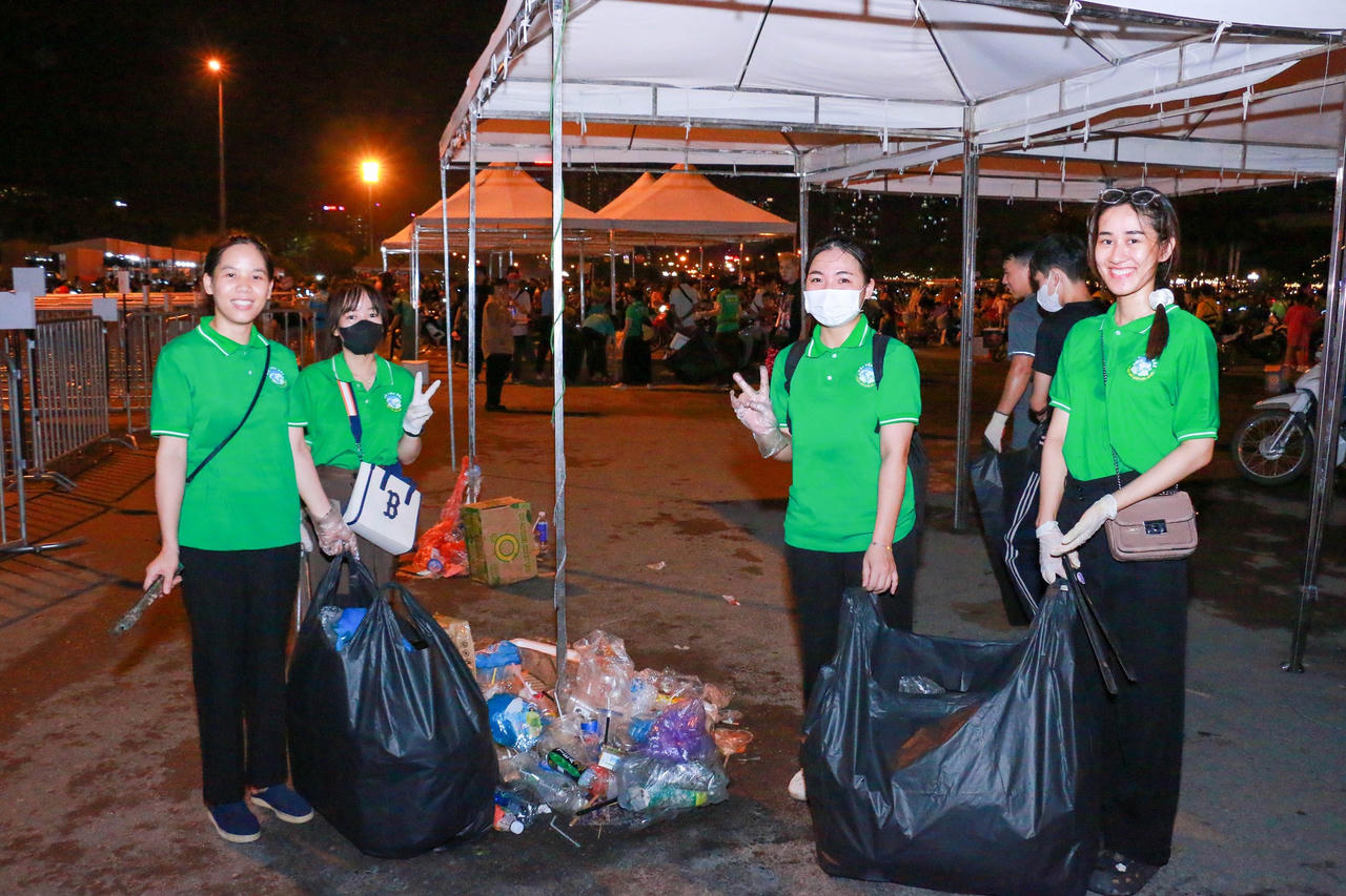 Gần 200 bạn trẻ nhặt rác tại sân vận động mỹ đình sau concert BLACKPINK