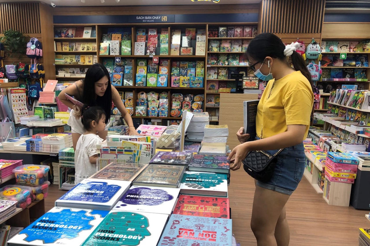 Phụ huynh Hà Nội 'theo nhau' tìm mua sách cho con trước thềm năm học mới