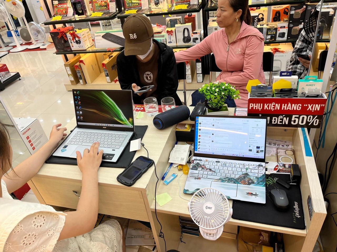 Sôi động thị trường máy tính tại Hà Nội trước thềm năm học mới