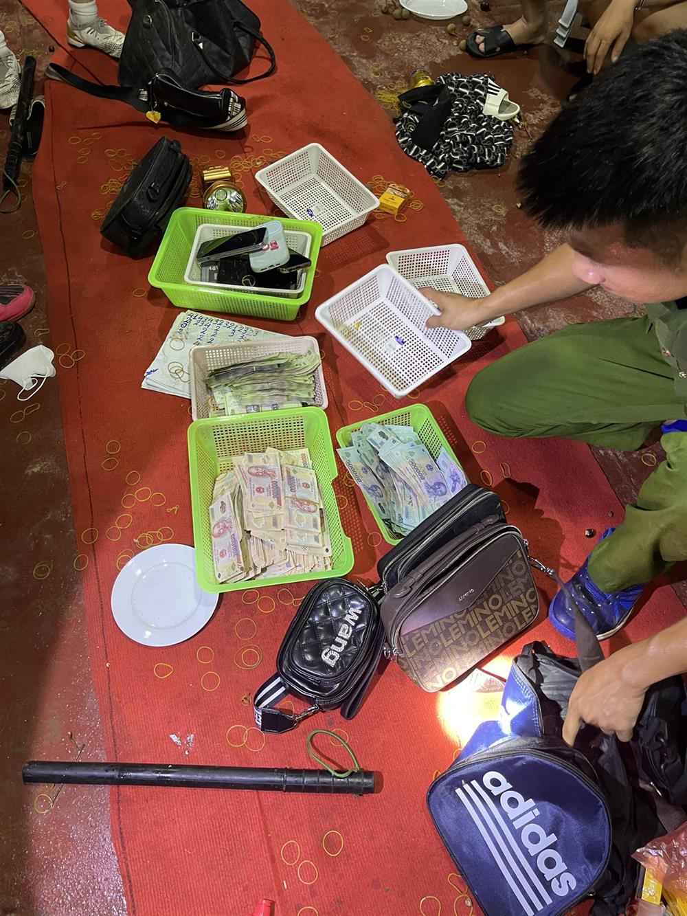 Bắt giữ 16 đối tượng đánh bạc trong nhà phao "lưu động" tại khu vực sông Hồng