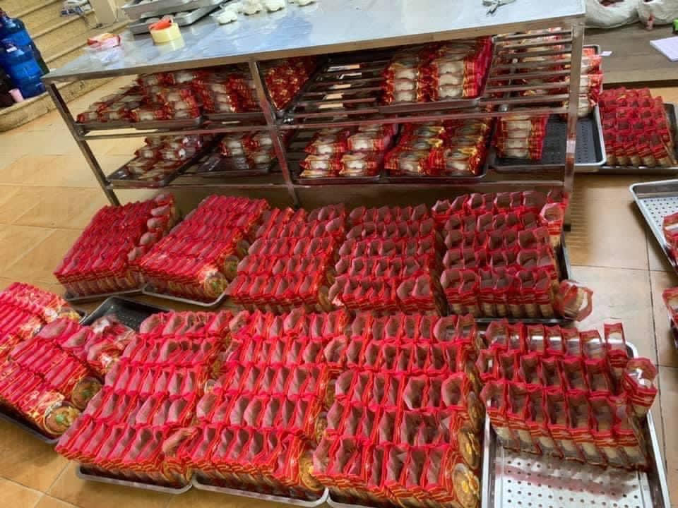 Bánh trung thu 'siêu rẻ', bán theo cân tràn ngập 'chợ mạng'