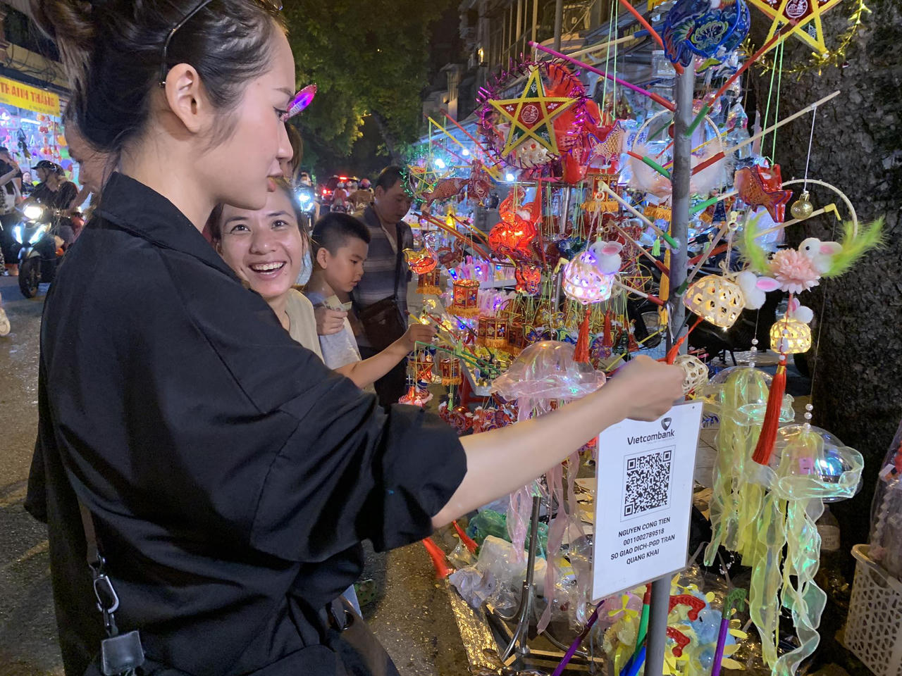 Không khí Trung thu sớm trên phố Hàng Mã 