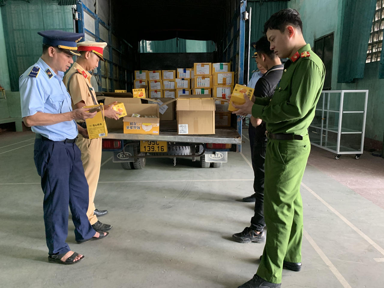 Liên tiếp thu giữ hàng nghìn bánh trung thu, thực phẩm có dấu hiệu nhập lậu