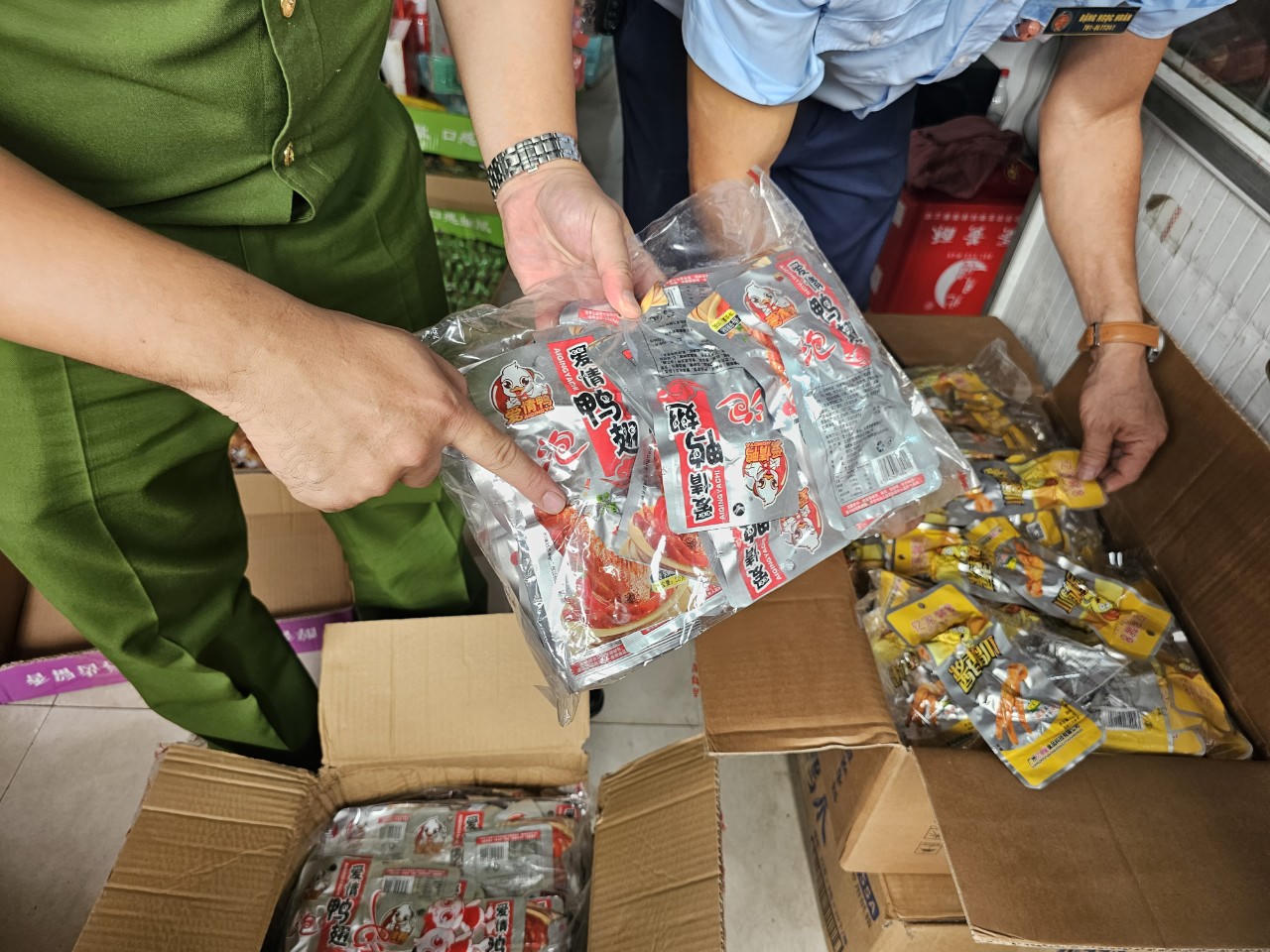 Liên tiếp thu giữ hàng nghìn bánh trung thu, thực phẩm có dấu hiệu nhập lậu