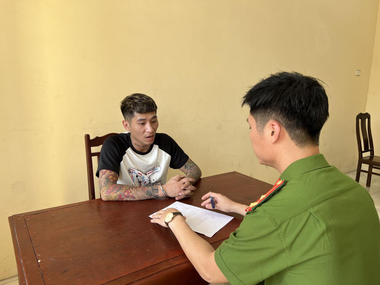 Phát hiện 21 thanh niên “bay lắc” trong nhà nghỉ, 19 người dương tính với ma túy