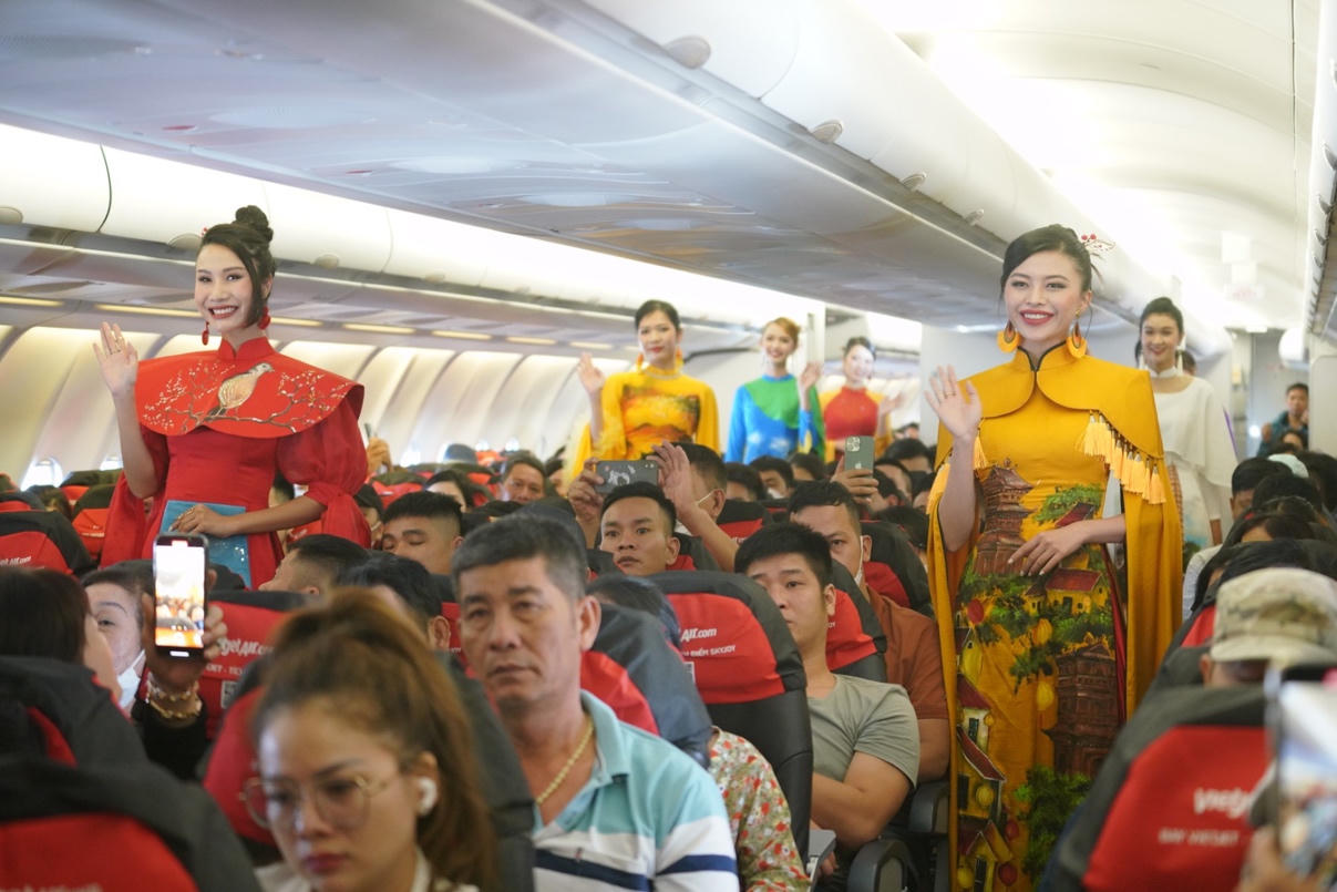 Rộn ràng hình ảnh cờ đỏ sao vàng trên những chuyến bay Vietjet dịp 2/9