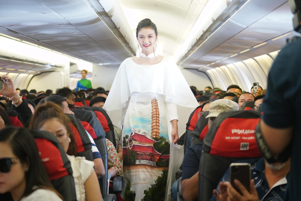 Rộn ràng hình ảnh cờ đỏ sao vàng trên những chuyến bay Vietjet dịp 2/9