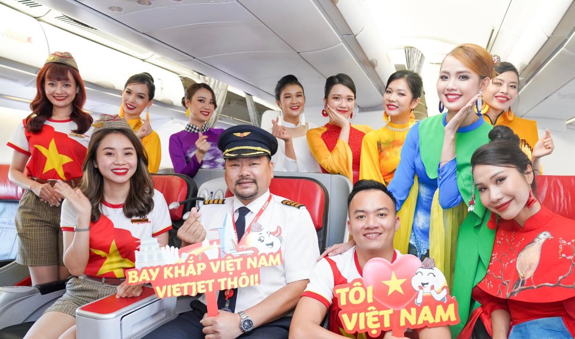 Rộn ràng hình ảnh cờ đỏ sao vàng trên những chuyến bay Vietjet dịp 2/9