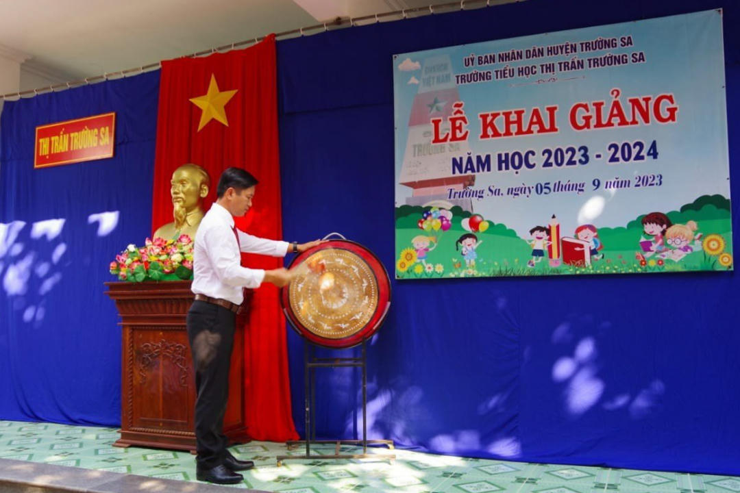 Xúc động Lễ khai giảng của thầy và trò trên huyện đảo Trường Sa