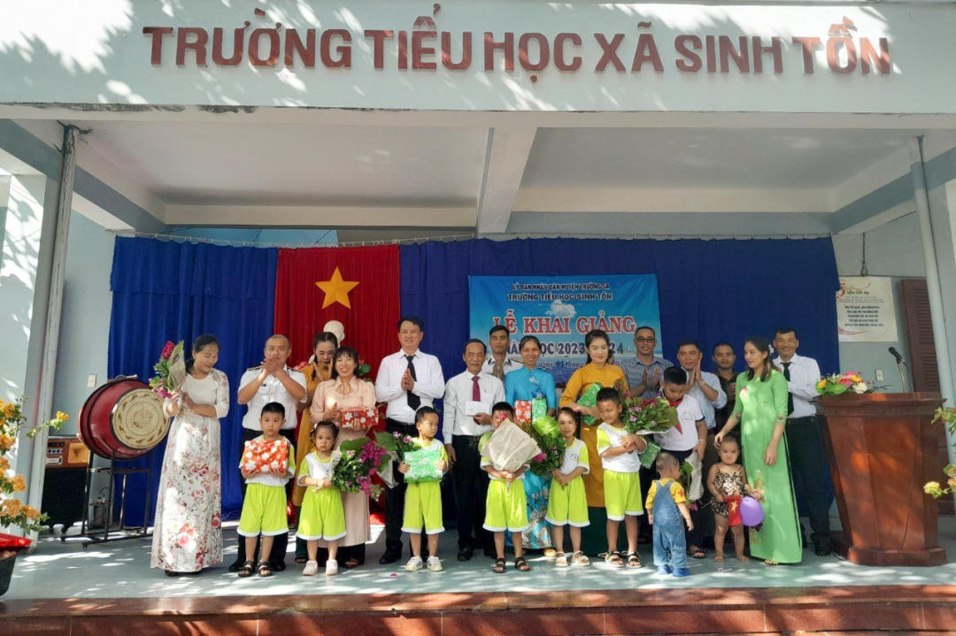 Xúc động Lễ khai giảng của thầy và trò trên huyện đảo Trường Sa