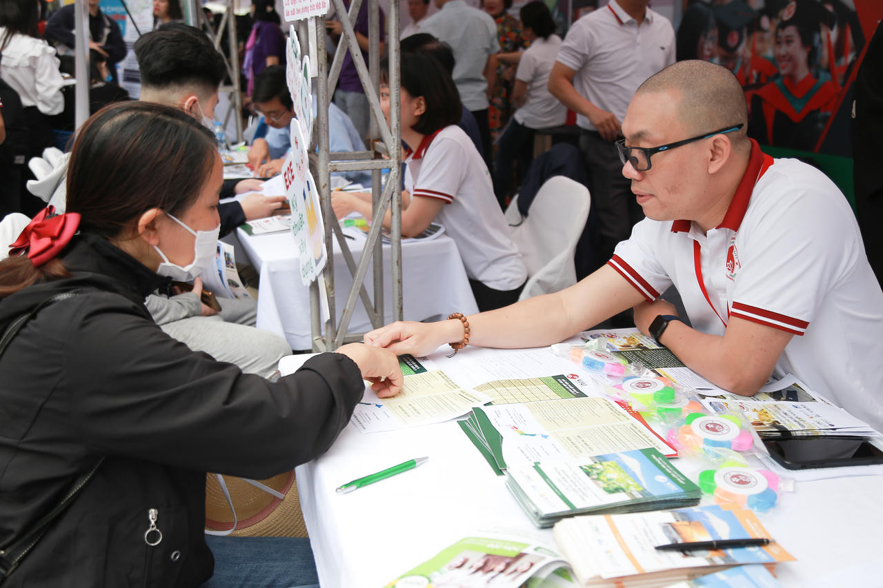 Nỗi lo của sinh viên Gen Z thời đại học tự chủ