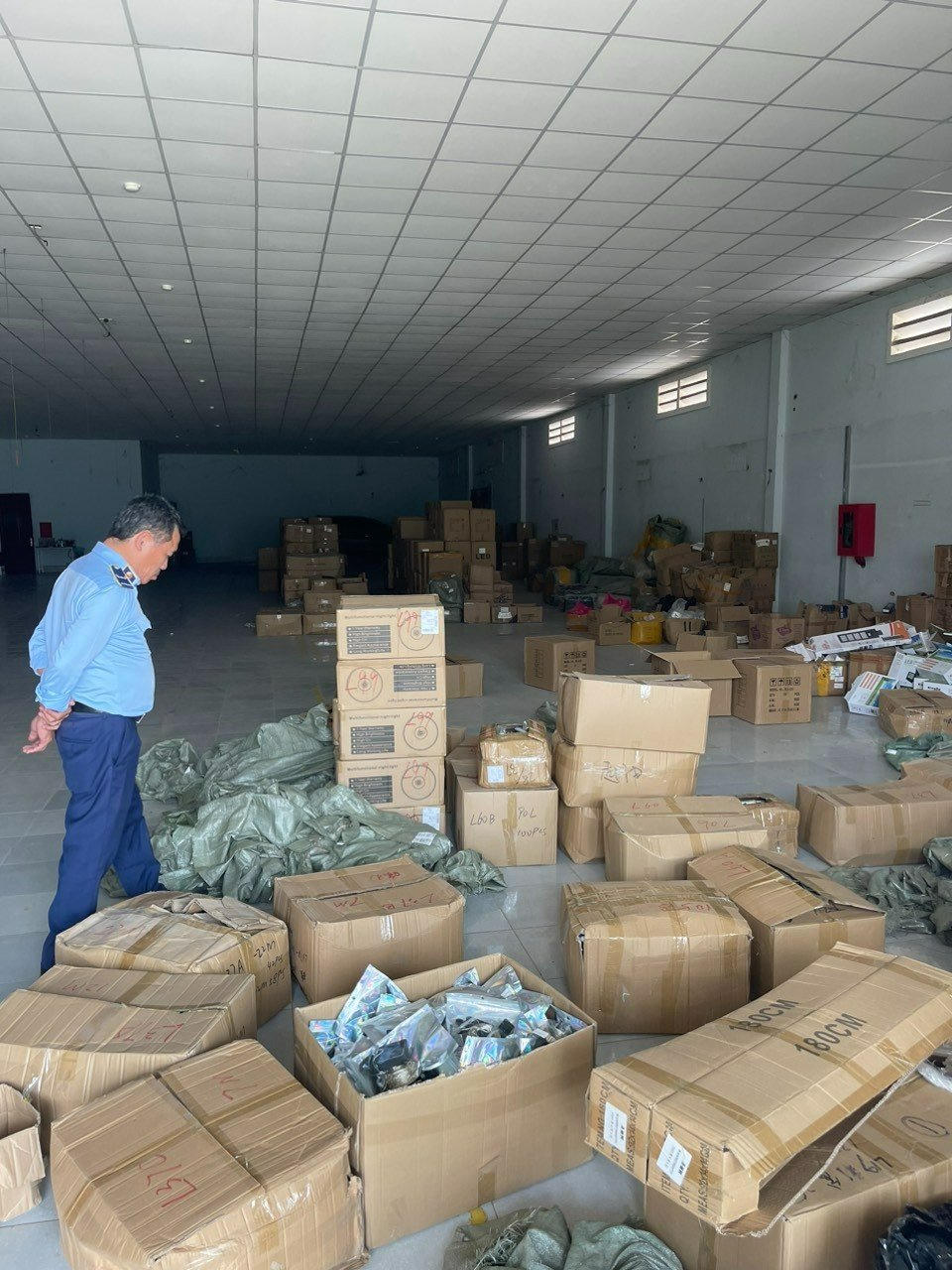 Tạm giữ gần 36.000 sản phẩm đồ điện gia dụng các loại có dấu hiệu nhập lậu