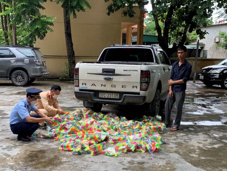 Liên tiếp phát hiện số lượng lớn bánh trung thu, đồ chơi trẻ em không rõ nguồn gốc