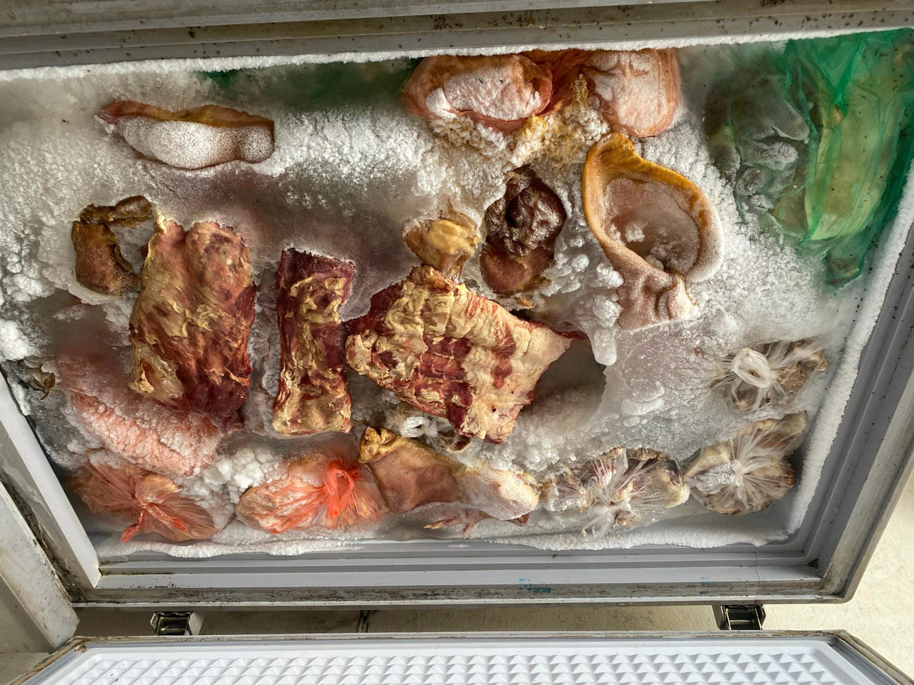 Tiểu thương chợ Đồng Quang (Thái Nguyên) gom thịt lợn “bẩn”, bốc mùi hôi thối về bán 