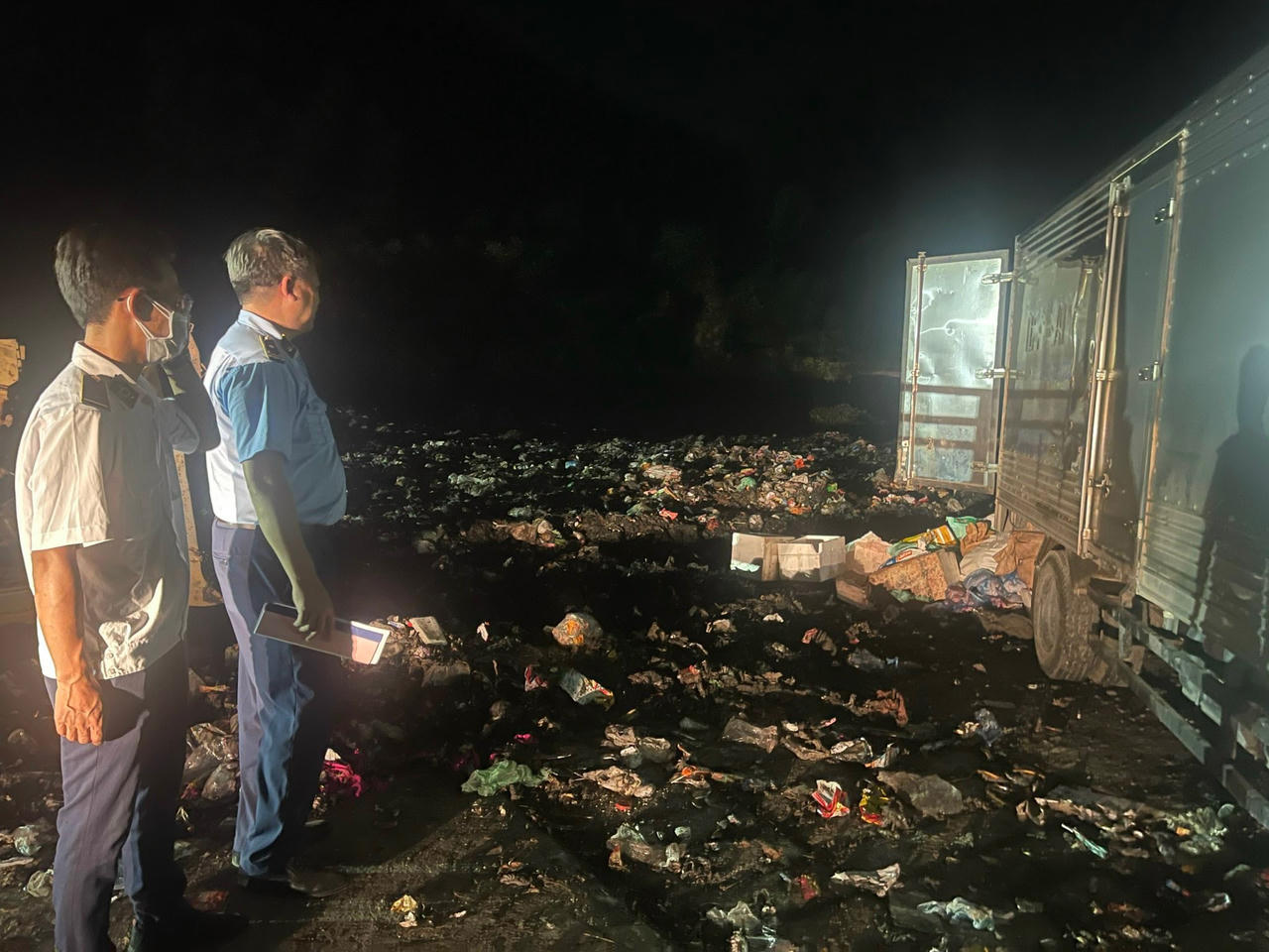 Tiểu thương chợ Đồng Quang (Thái Nguyên) gom thịt lợn “bẩn”, bốc mùi hôi thối về bán 