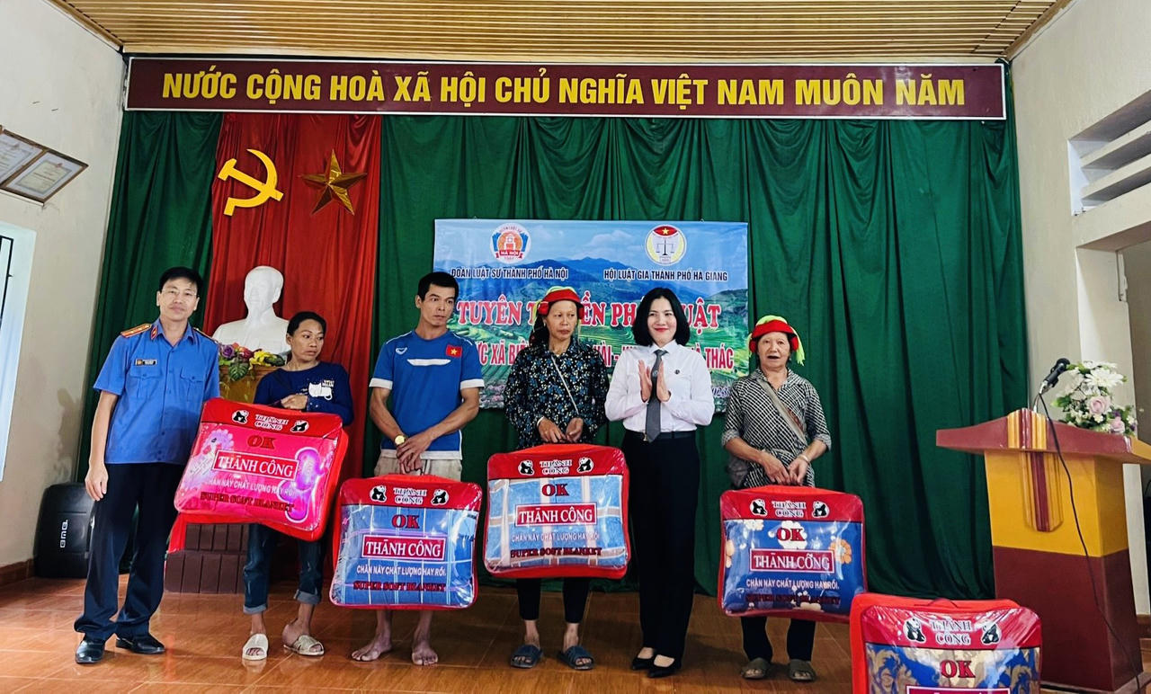 Hội phụ nữ Đoàn Luật sư Thành phố Hà Nội tổ chức Chương trình Trợ giúp pháp lý và từ thiện tại tỉnh Hà Giang