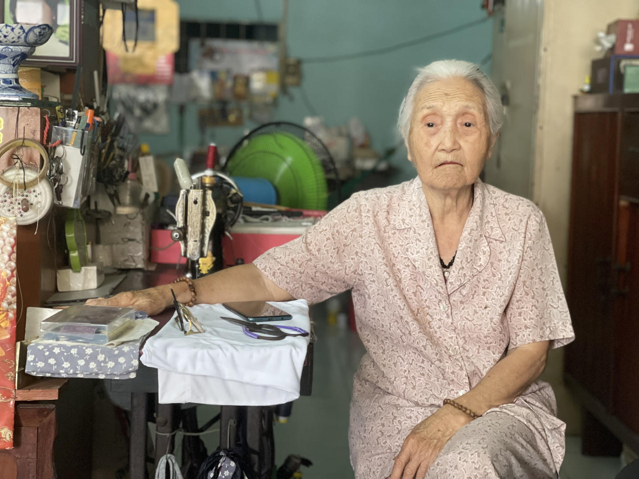 Má Ba - 40 năm may áo, nhặt ve chai để tặng quà người nghèo