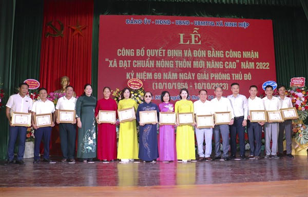 Ninh Hiệp đón nhận danh hiệu Xã đạt chuẩn nông thôn mới nâng cao