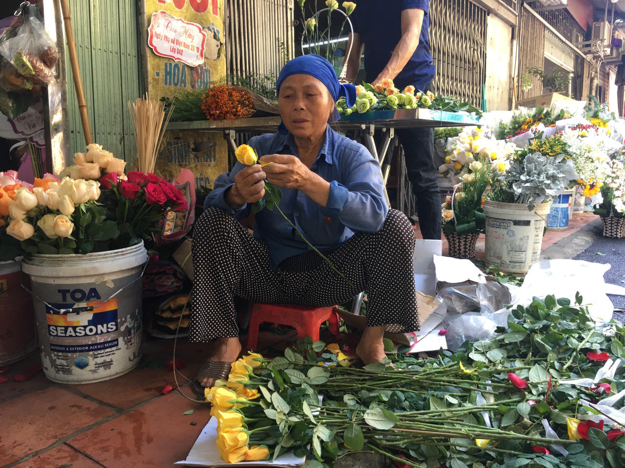 Thị trường hoa tươi nhộn nhịp trước Ngày phụ nữ Việt Nam 20/10