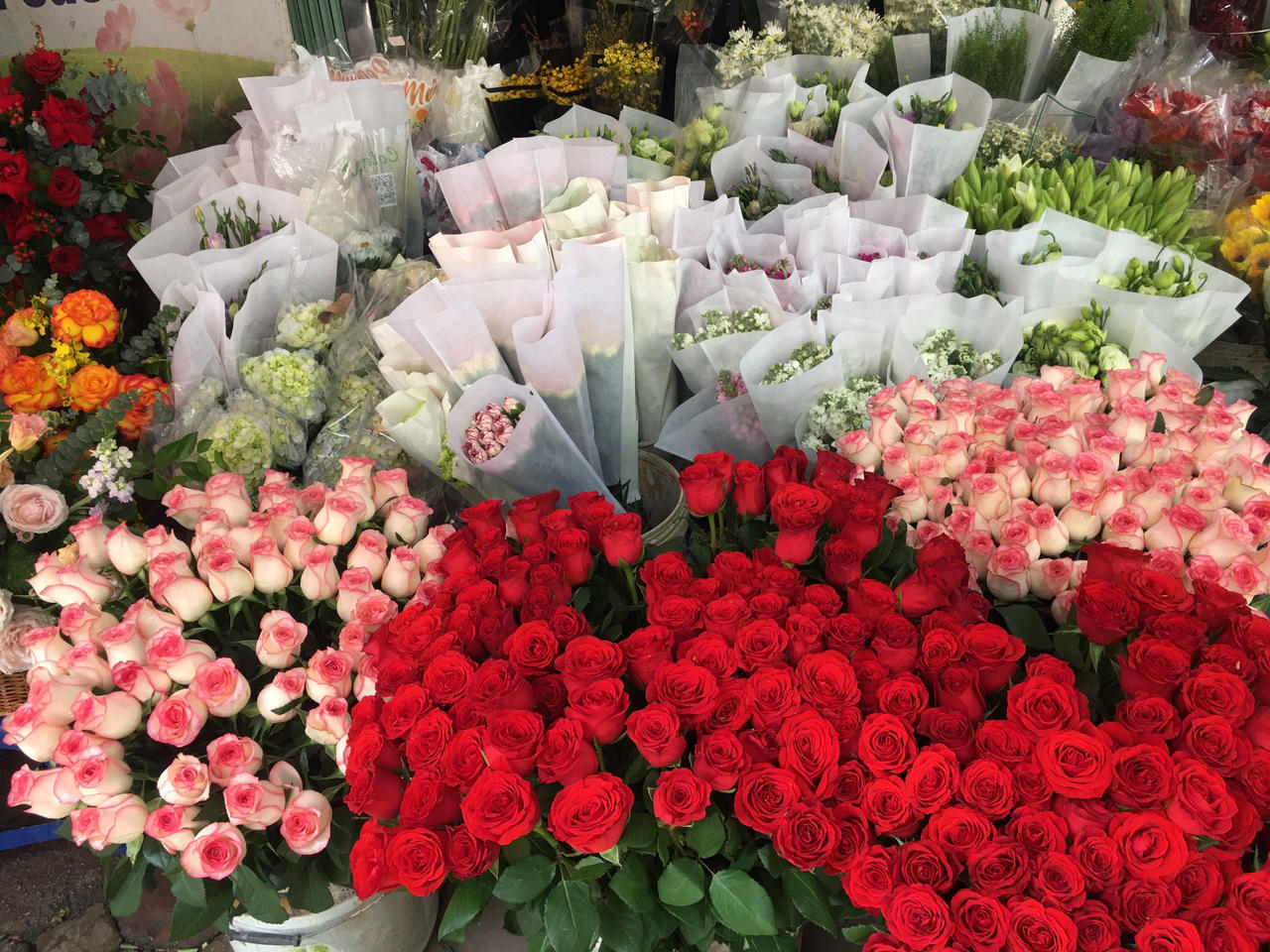 Thị trường hoa tươi nhộn nhịp trước Ngày phụ nữ Việt Nam 20/10