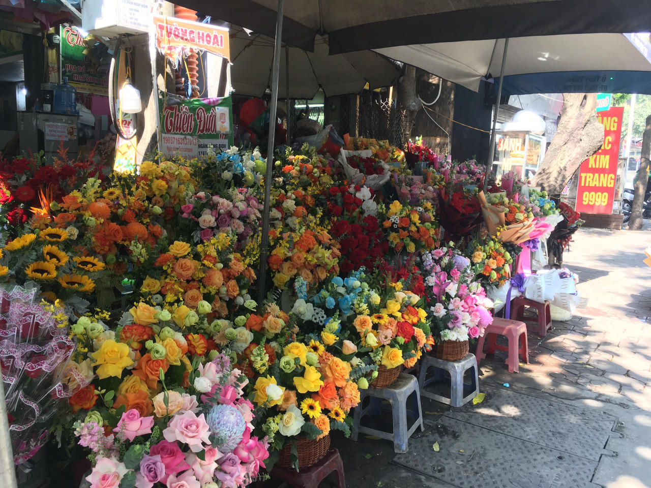 Thị trường hoa tươi nhộn nhịp trước Ngày phụ nữ Việt Nam 20/10