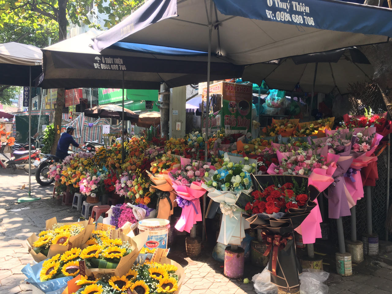 Thị trường hoa tươi nhộn nhịp trước Ngày phụ nữ Việt Nam 20/10