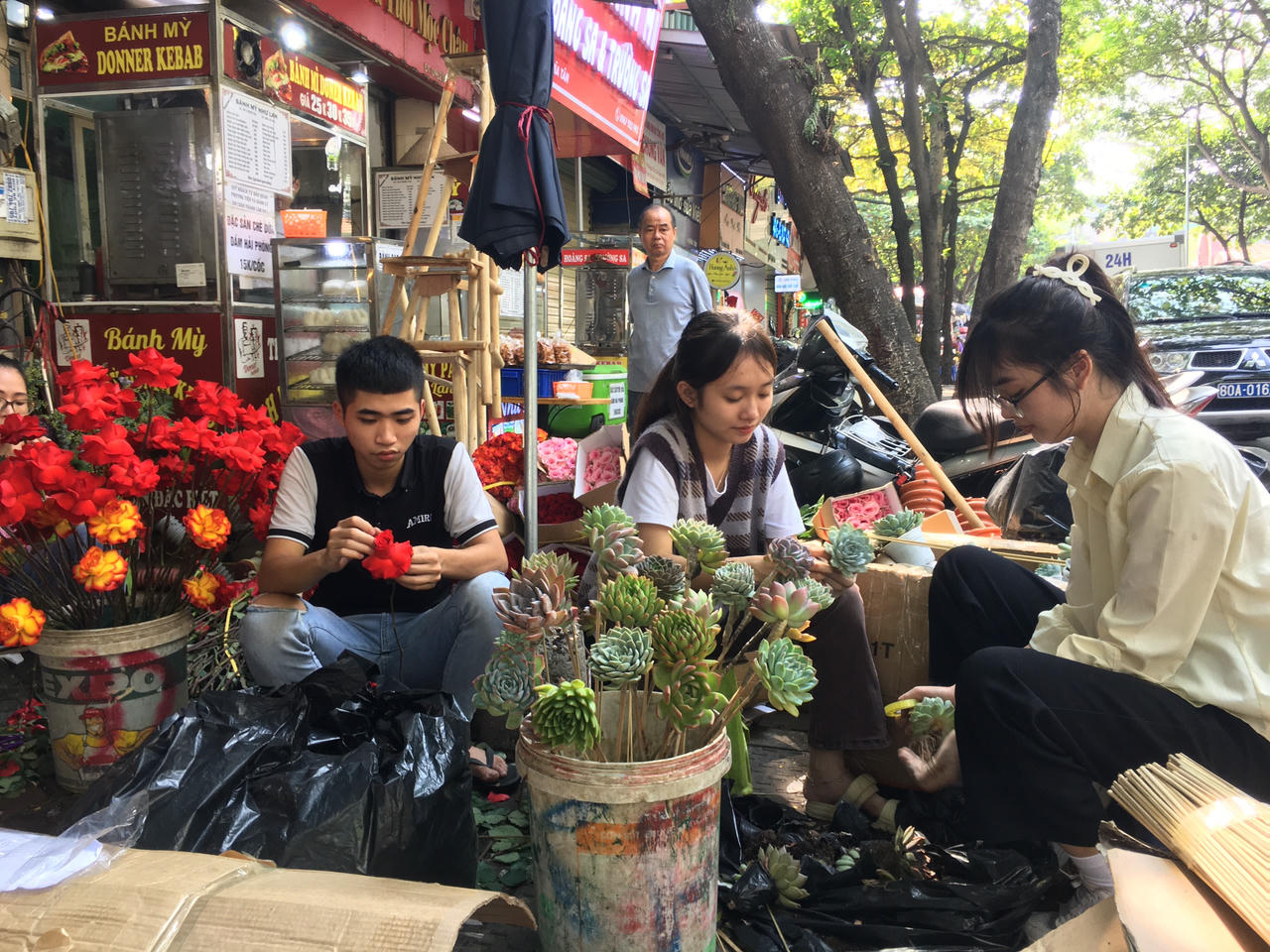 Thị trường hoa tươi nhộn nhịp trước Ngày phụ nữ Việt Nam 20/10