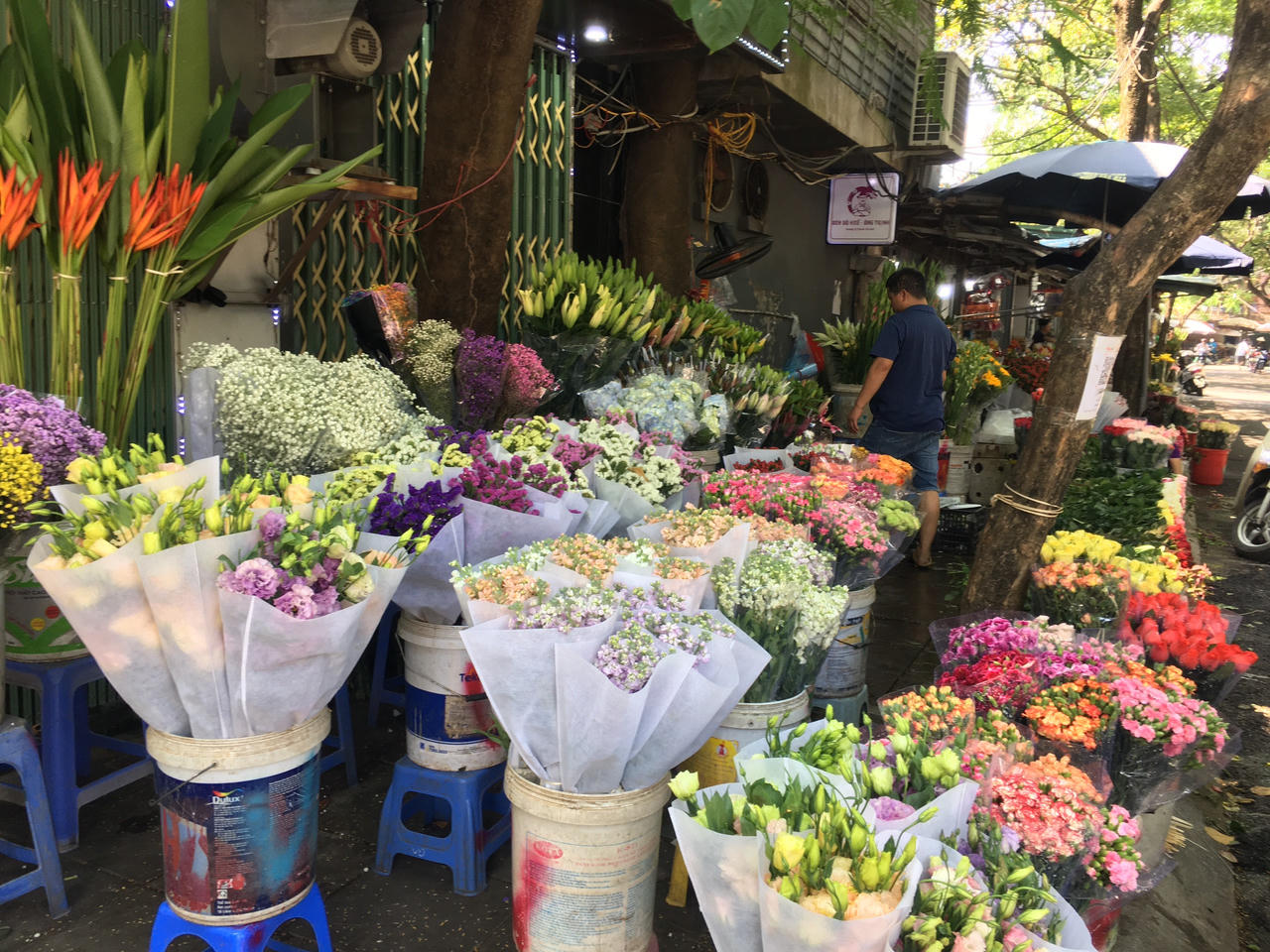 Thị trường hoa tươi nhộn nhịp trước Ngày phụ nữ Việt Nam 20/10