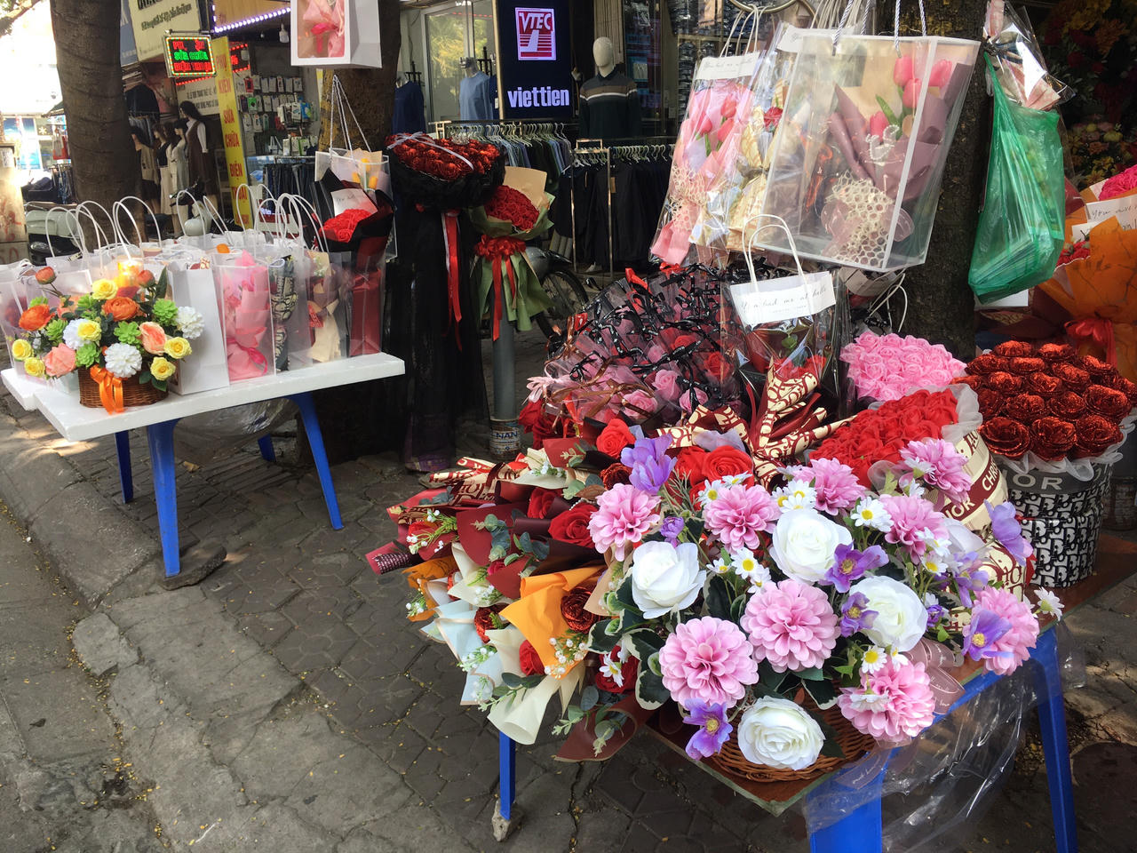 Thị trường hoa tươi nhộn nhịp trước Ngày phụ nữ Việt Nam 20/10