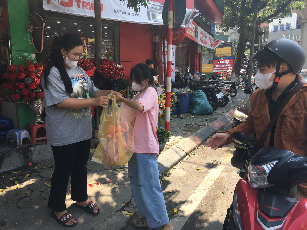 Thị trường hoa tươi nhộn nhịp trước Ngày phụ nữ Việt Nam 20/10