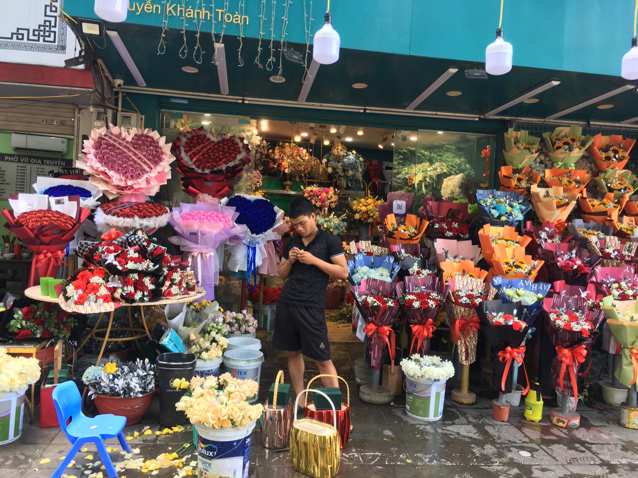 Thị trường hoa tươi nhộn nhịp trước Ngày phụ nữ Việt Nam 20/10