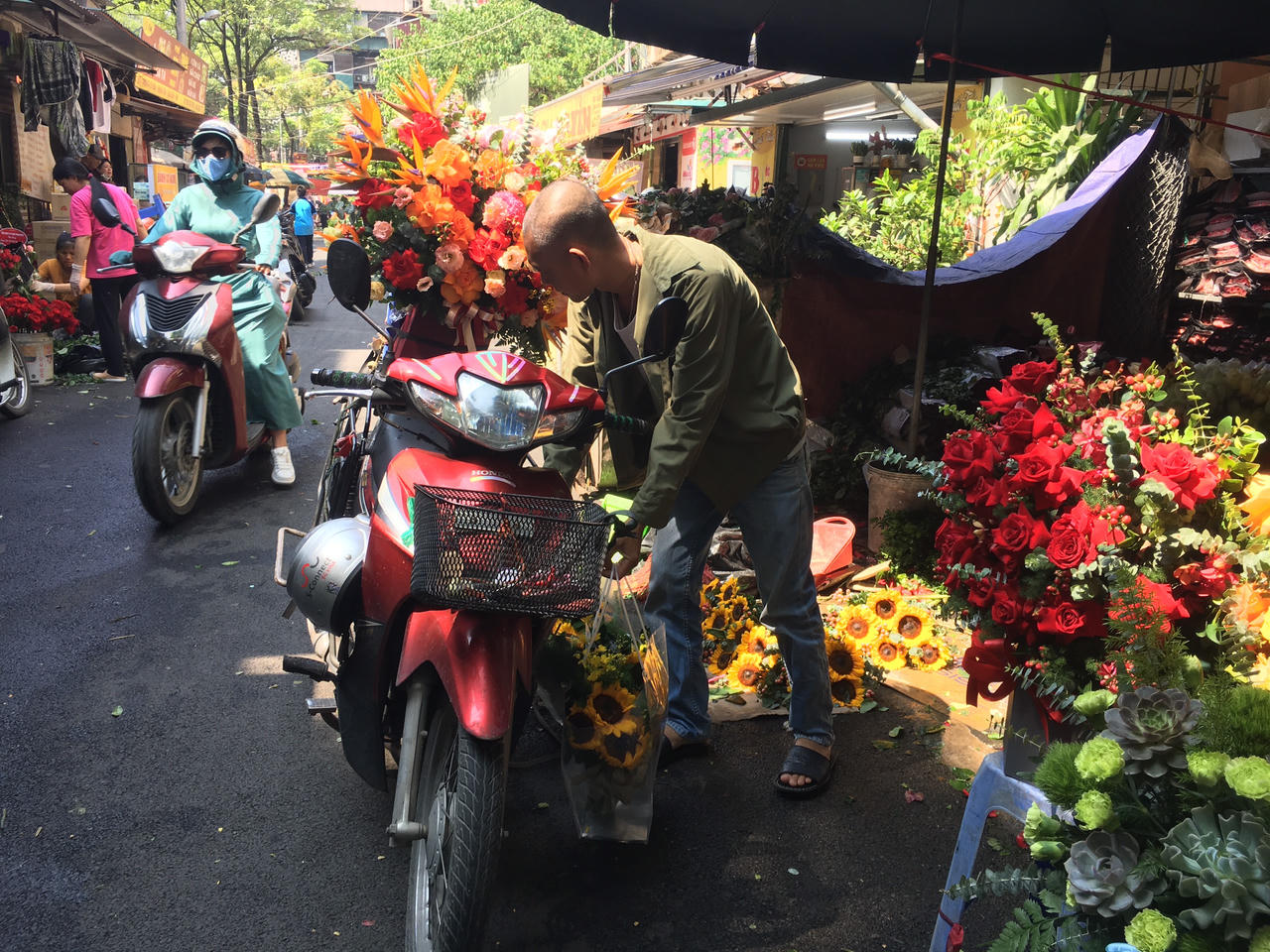 Thị trường hoa tươi nhộn nhịp trước Ngày phụ nữ Việt Nam 20/10