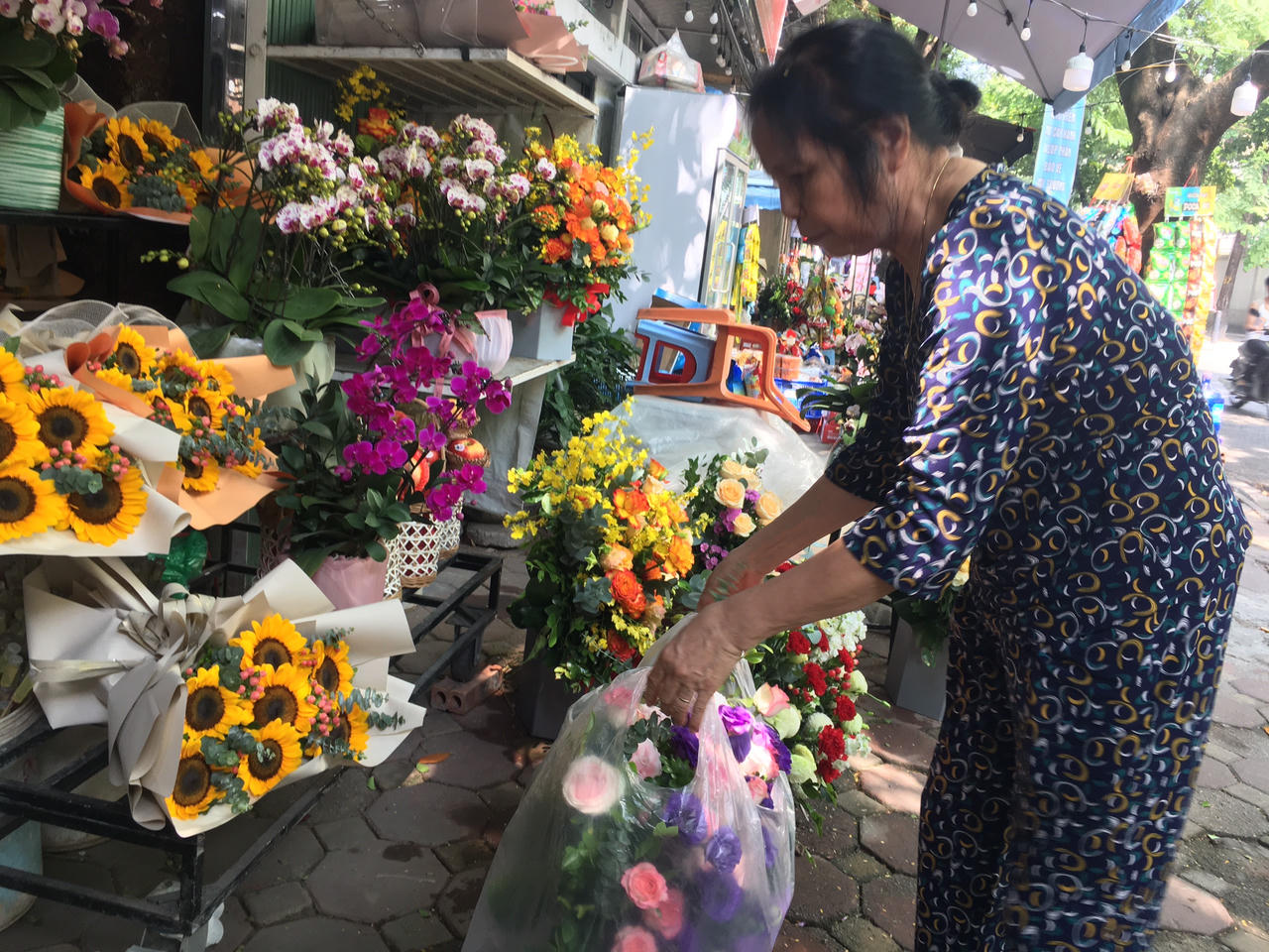 Thị trường hoa tươi nhộn nhịp trước Ngày phụ nữ Việt Nam 20/10