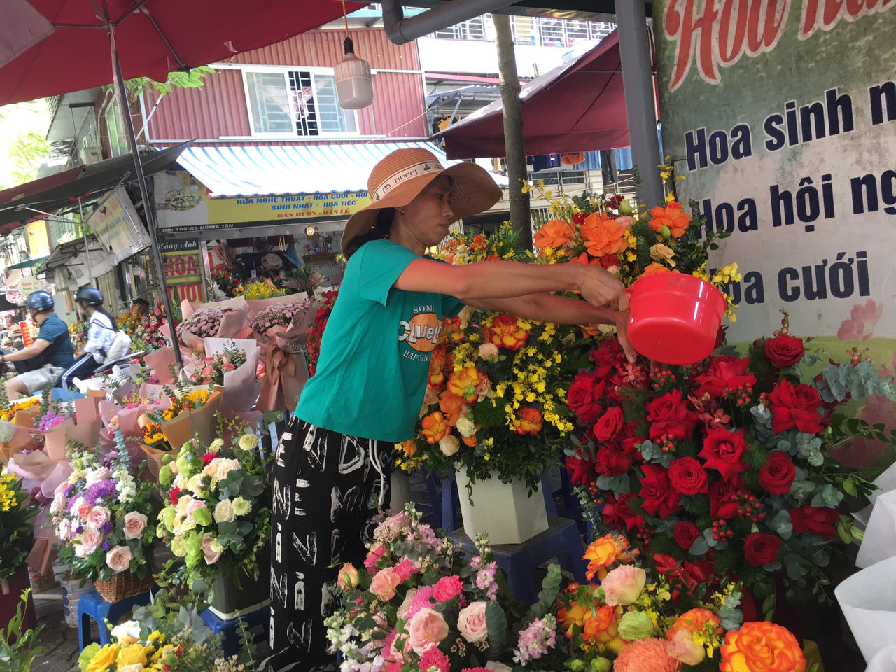 Thị trường hoa tươi nhộn nhịp trước Ngày phụ nữ Việt Nam 20/10