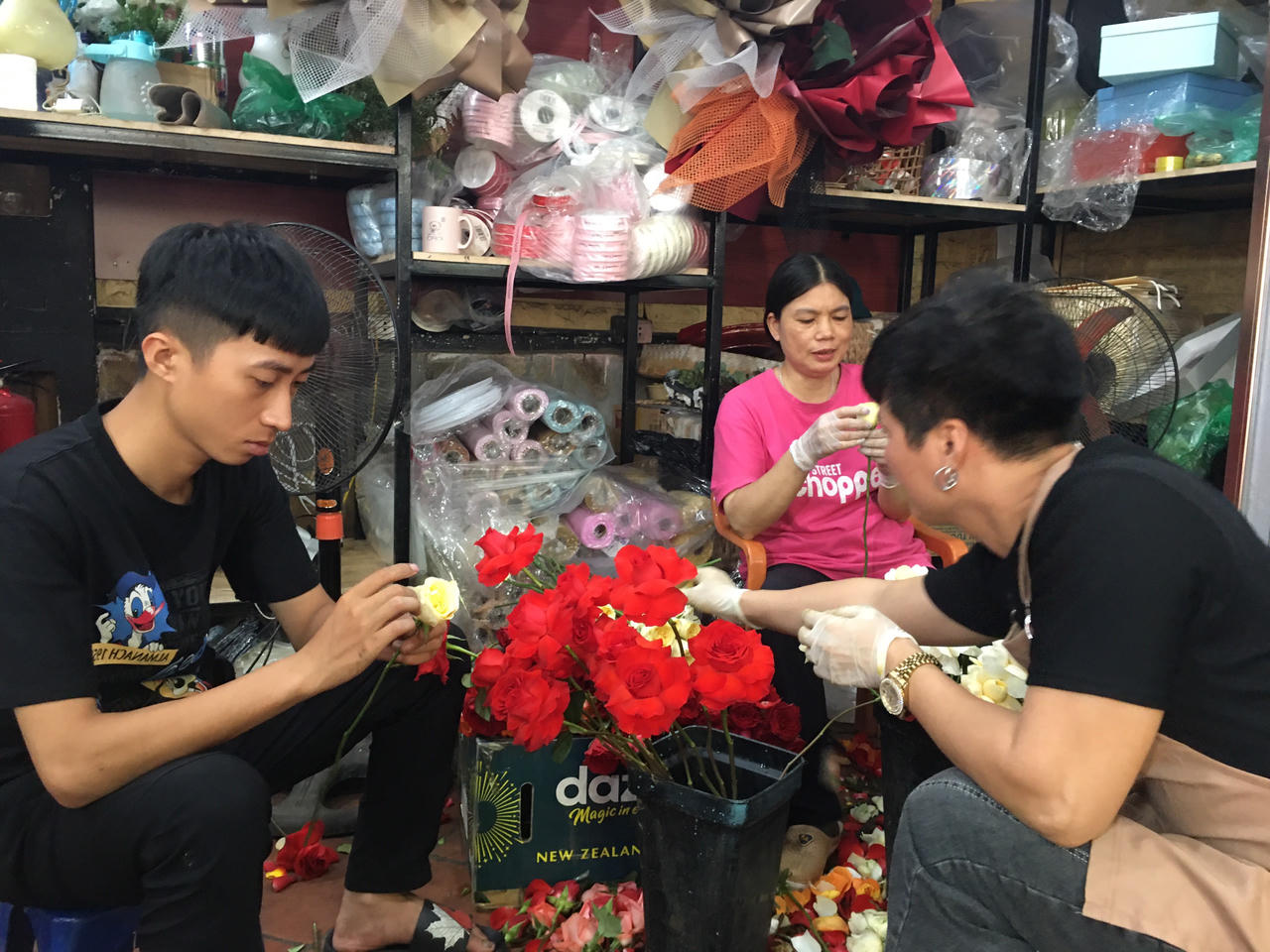 Thị trường hoa tươi nhộn nhịp trước Ngày phụ nữ Việt Nam 20/10