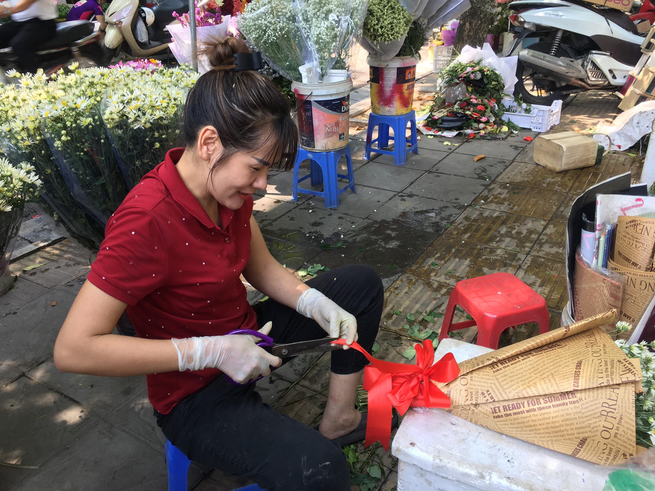 Thị trường hoa tươi nhộn nhịp trước Ngày phụ nữ Việt Nam 20/10