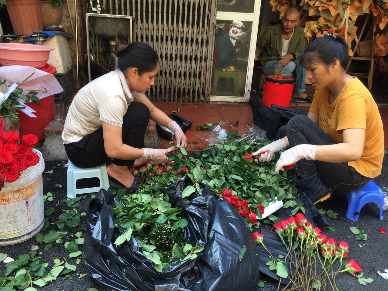 Thị trường hoa tươi nhộn nhịp trước Ngày phụ nữ Việt Nam 20/10