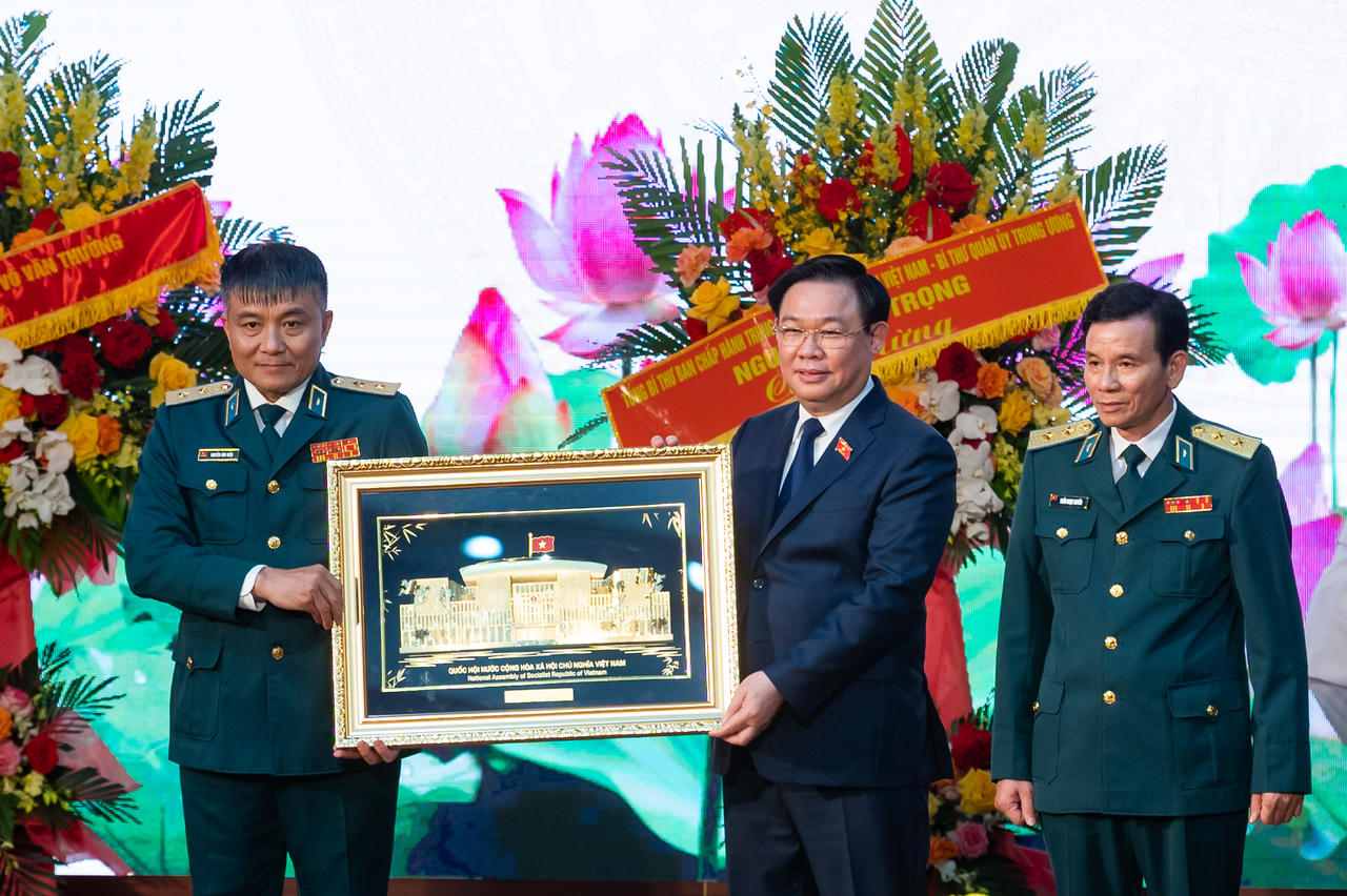 Chủ tịch Quốc hội Vương Đình Huệ dự Lễ Kỷ niệm 60 năm ngày Truyền thống Quân chủng Phòng không – Không quân