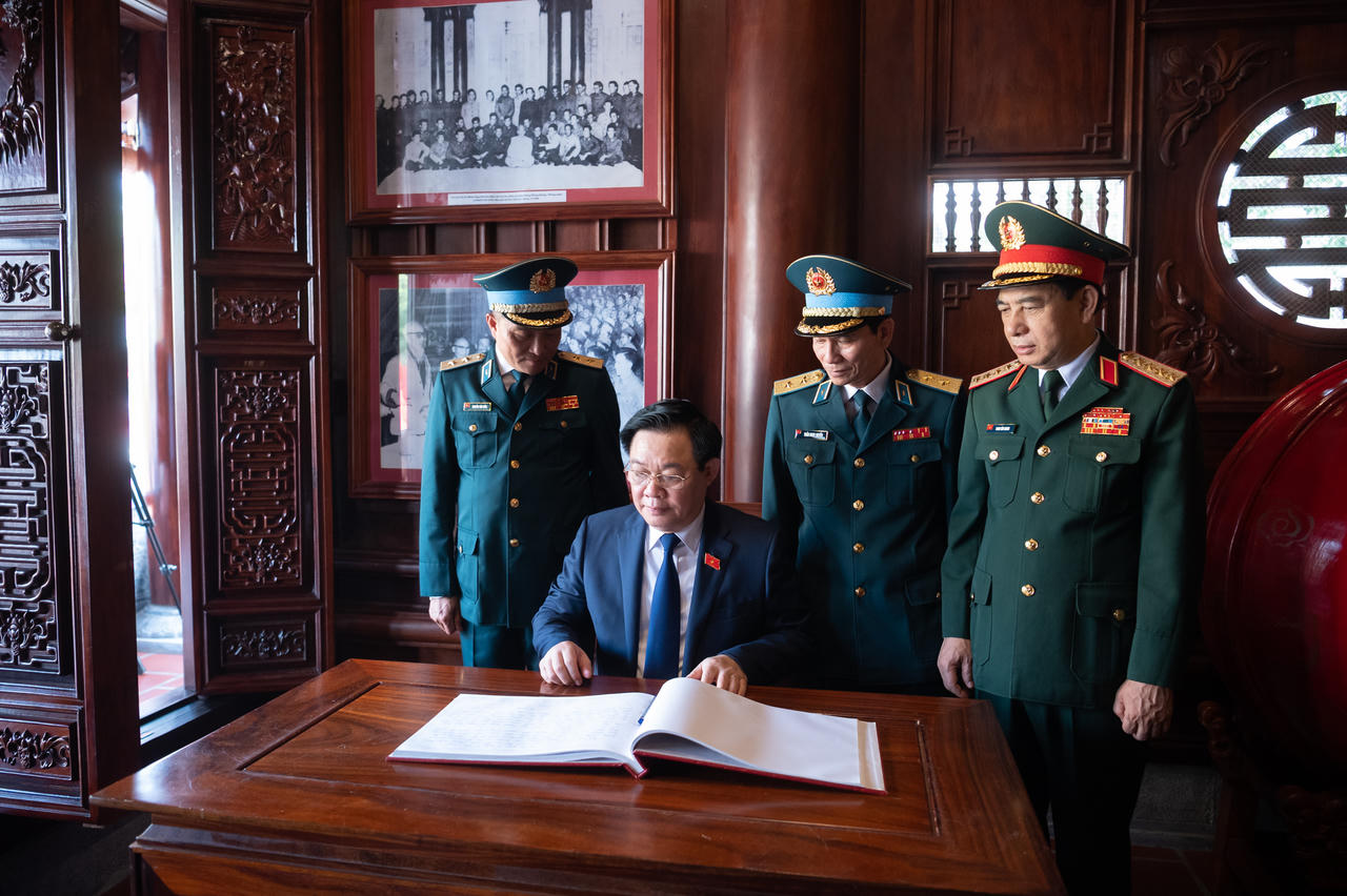 Chủ tịch Quốc hội Vương Đình Huệ dự Lễ Kỷ niệm 60 năm ngày Truyền thống Quân chủng Phòng không – Không quân