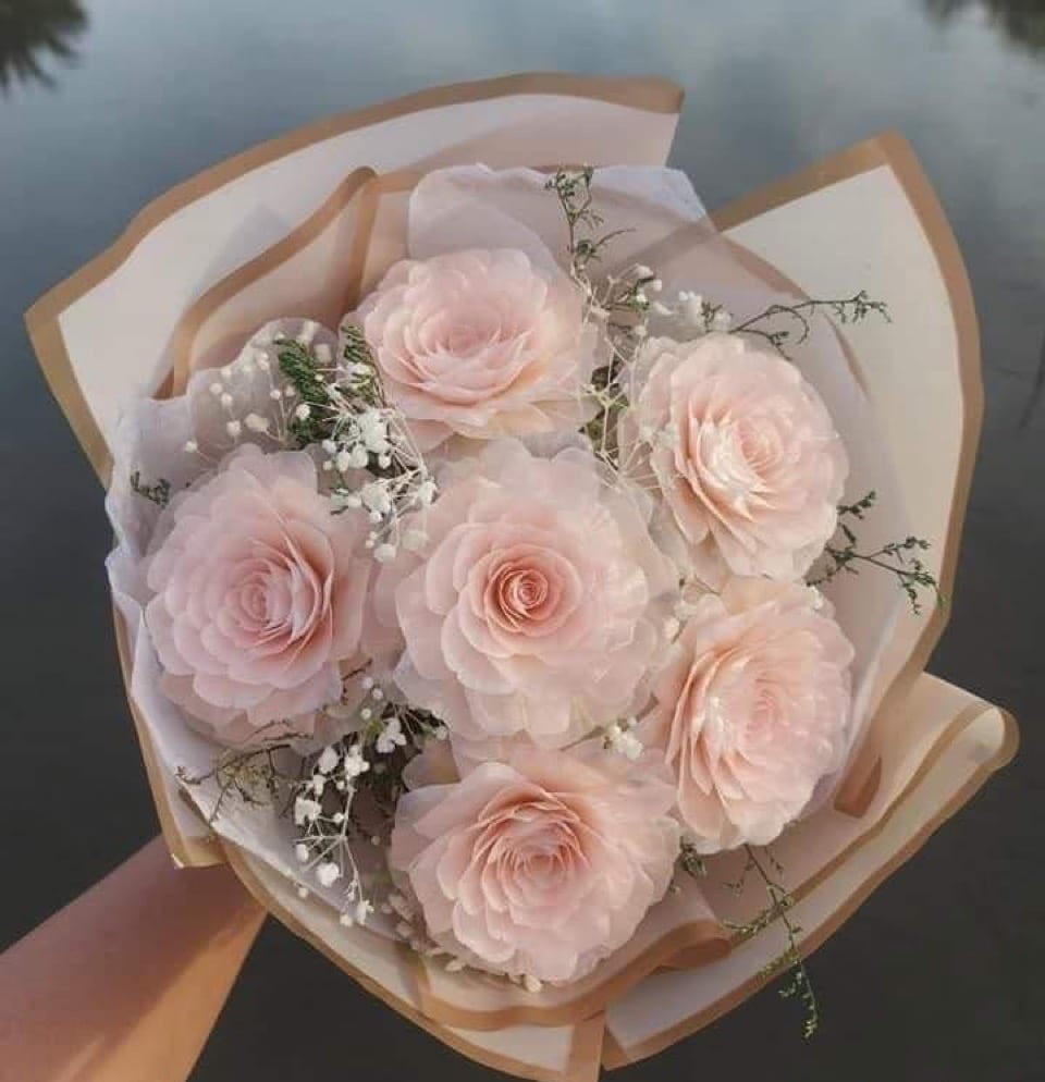 Độc lạ trào lưu bán 'hoa vảy cá' dịp Lễ 20/10