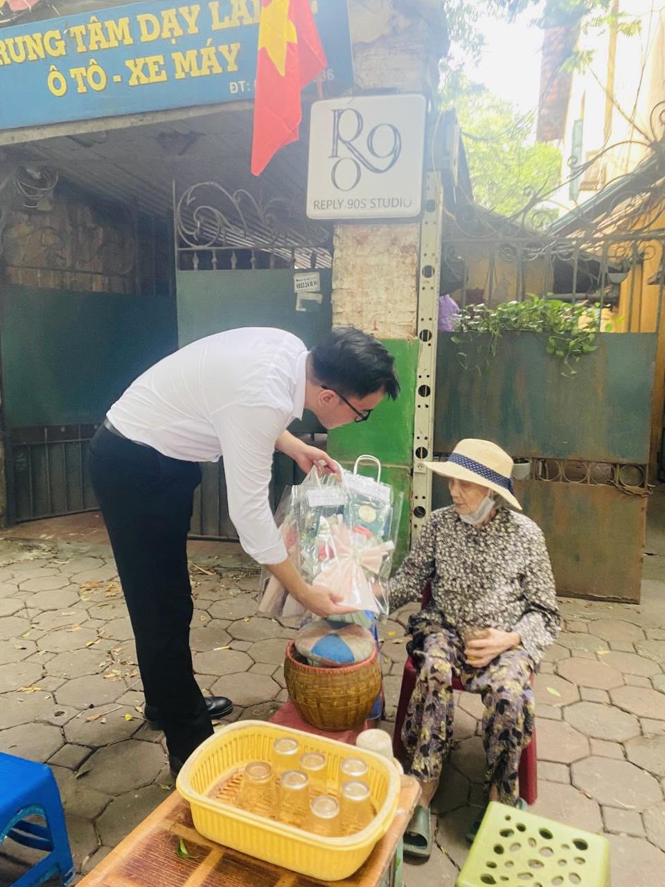 Xuất hiện dàn 'mỹ nam' tặng hoa cho chị em phụ nữ Hà Thành