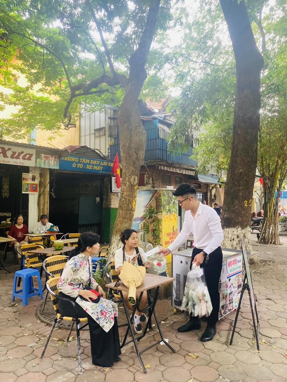 Xuất hiện dàn 'mỹ nam' tặng hoa cho chị em phụ nữ Hà Thành