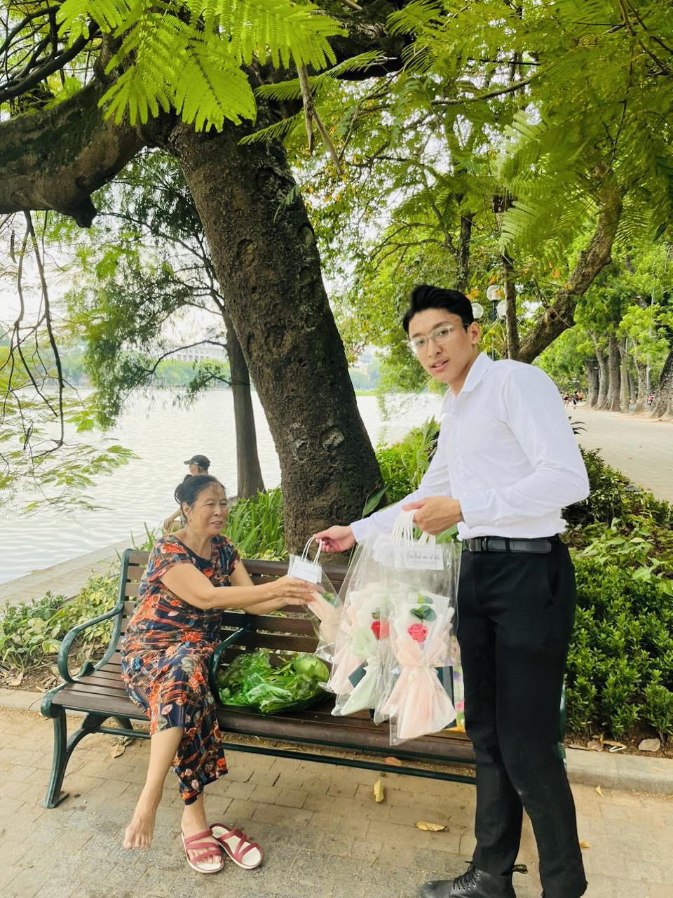 Xuất hiện dàn 'mỹ nam' tặng hoa cho chị em phụ nữ Hà Thành