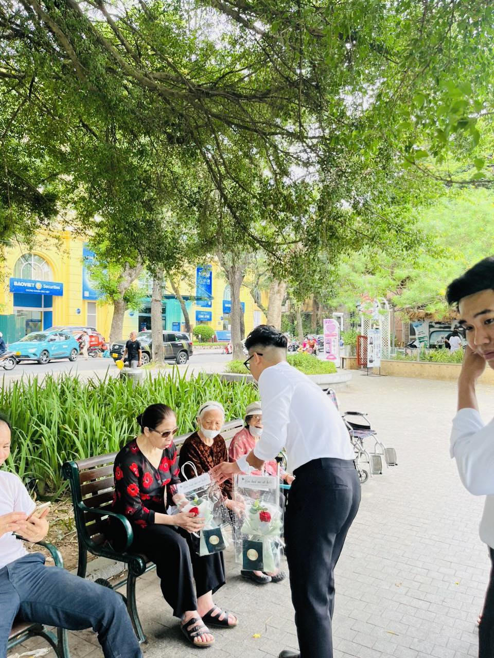 Xuất hiện dàn 'mỹ nam' tặng hoa cho chị em phụ nữ Hà Thành