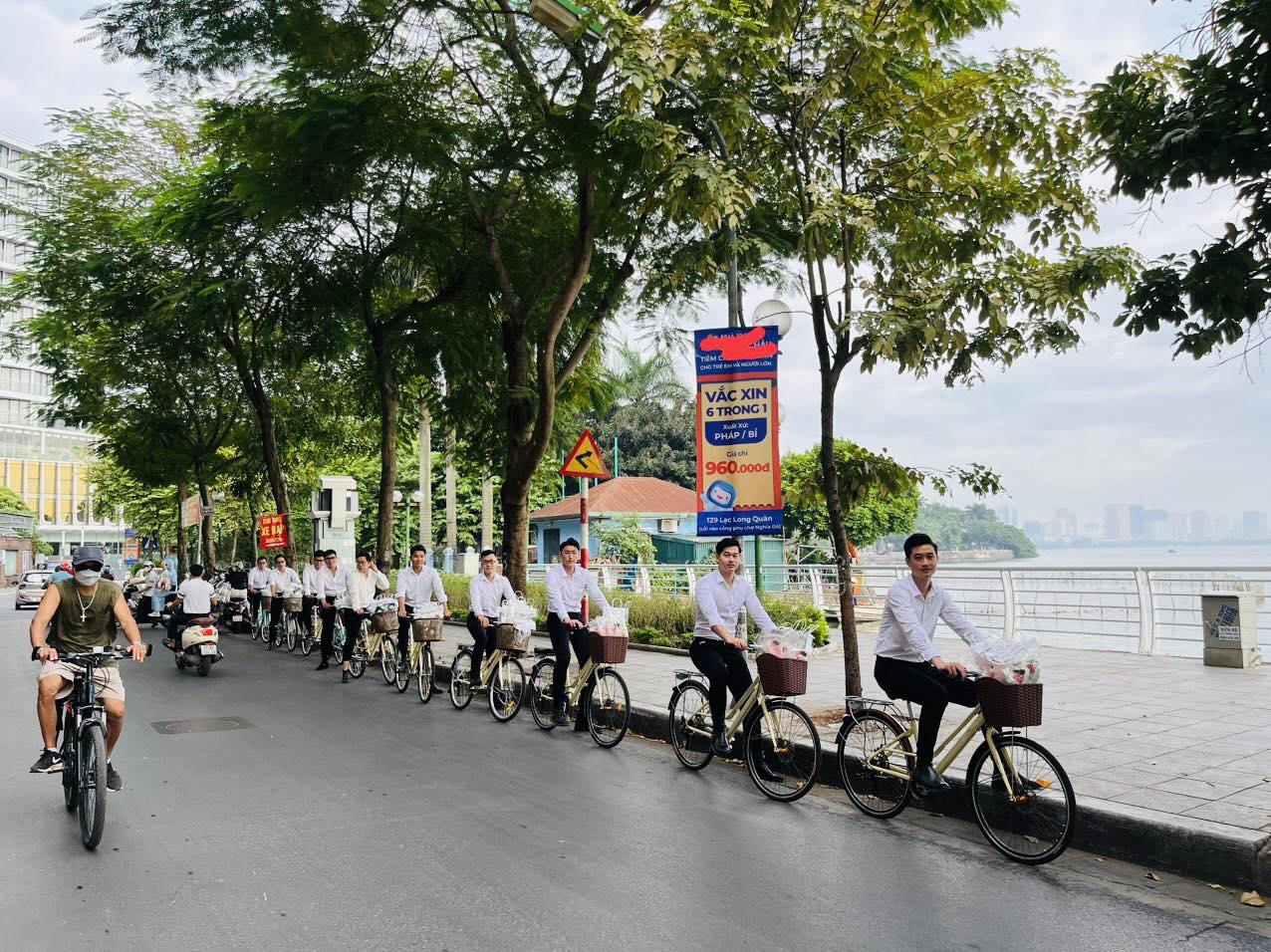 Xuất hiện dàn 'mỹ nam' tặng hoa cho chị em phụ nữ Hà Thành